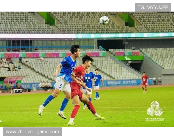 探寻当代足球运动员成长之路与赛场风采发展趋势深度解析全貌呈现